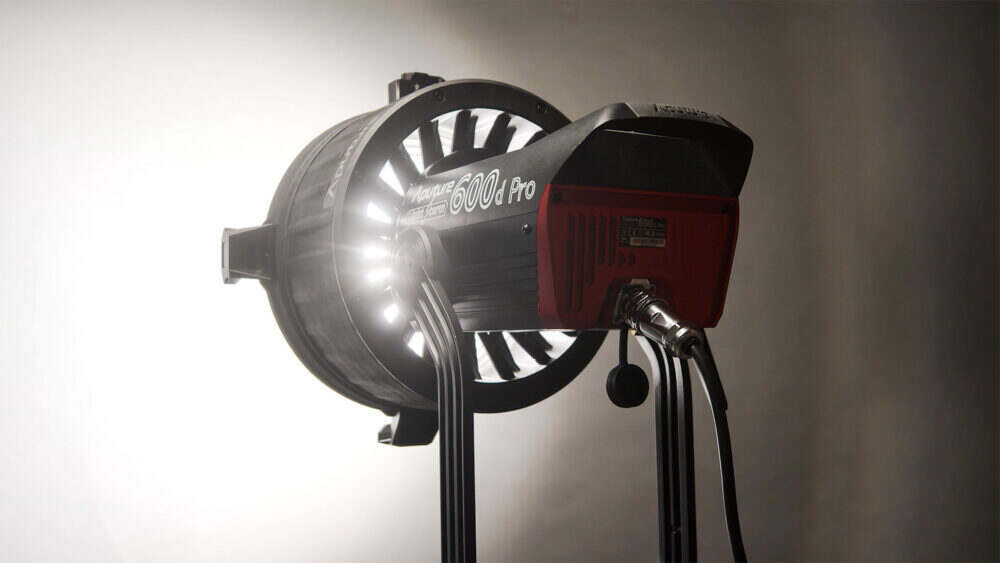 An image showing an Aputure F10 Fresnel mounted to an Aputure 600d Pro, blasting light against a white wall.